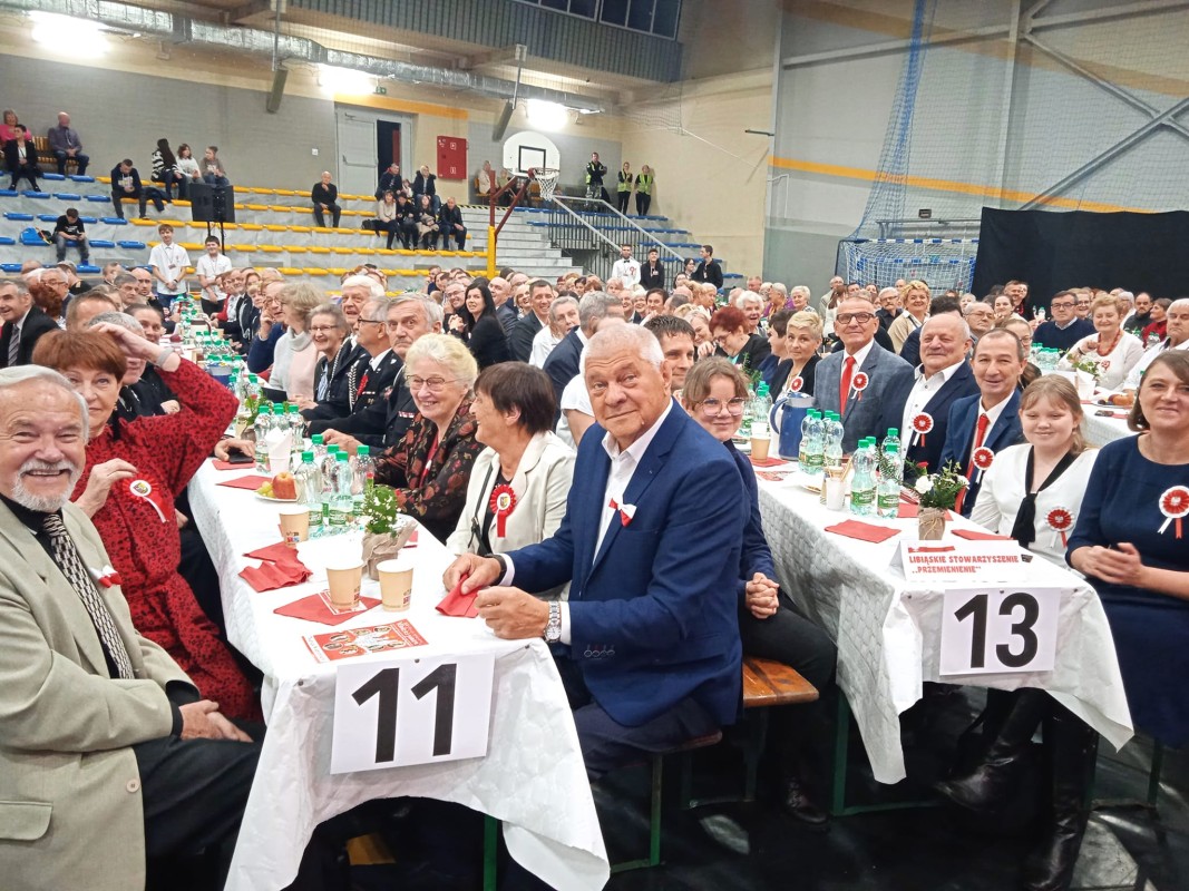 Mieszkańcy Libiąża przy stołach 