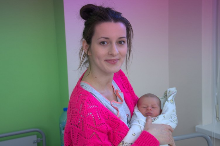 Martyna urodziła piękną, zdrową córeczkę. Bohaterka naszej kampanii dostała wózek od Starosty - film 