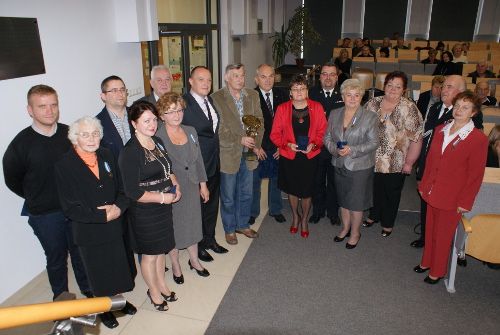 Podczas II Powiatowego Forum Organizacji Pozarządowych, Starosta Chrzanowski Adam Potocki wręczył nagrodę „Optimo modo” oraz medale „Bonum Facere”