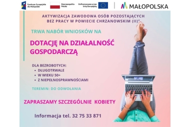 plakat informacyjny dot.  dotacji na działalnosć gospodarcza dla bezrobotnych - kolorowe napisy różowe tło, osoba trzymajaca na kolanach laptop w jeansach i niebieskiej koszuli 