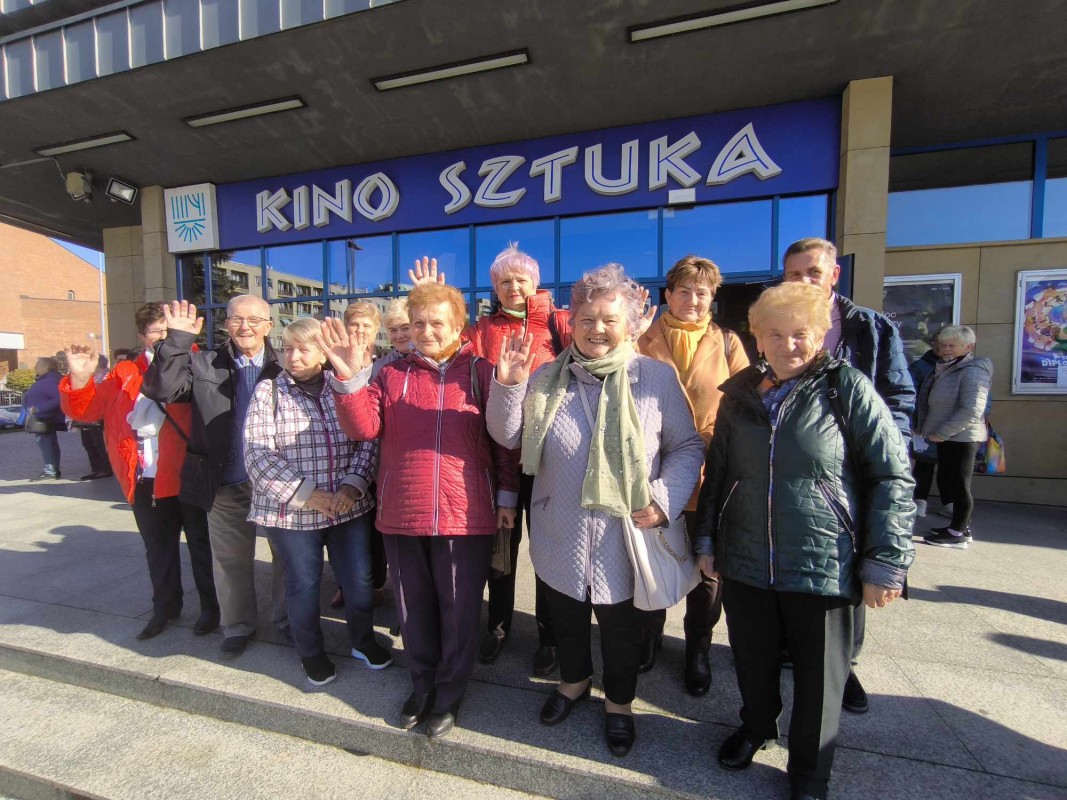 seniorzy przed kinem sztuka