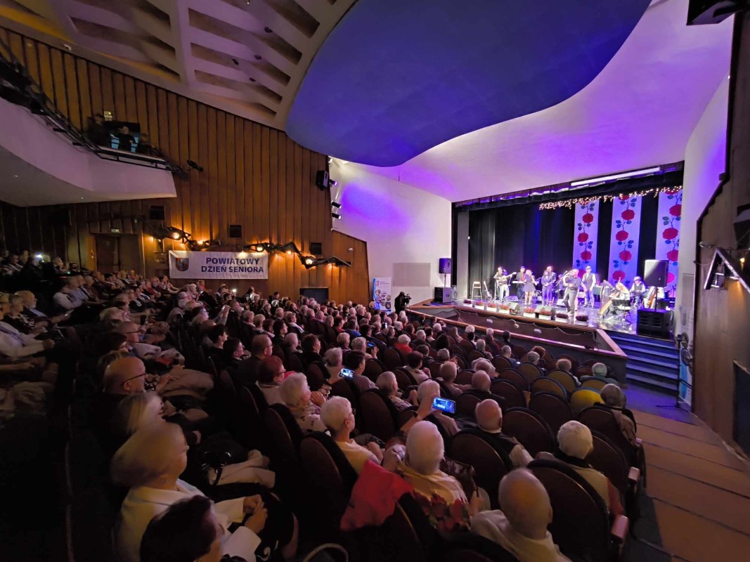 pełna sala, scena w oddali