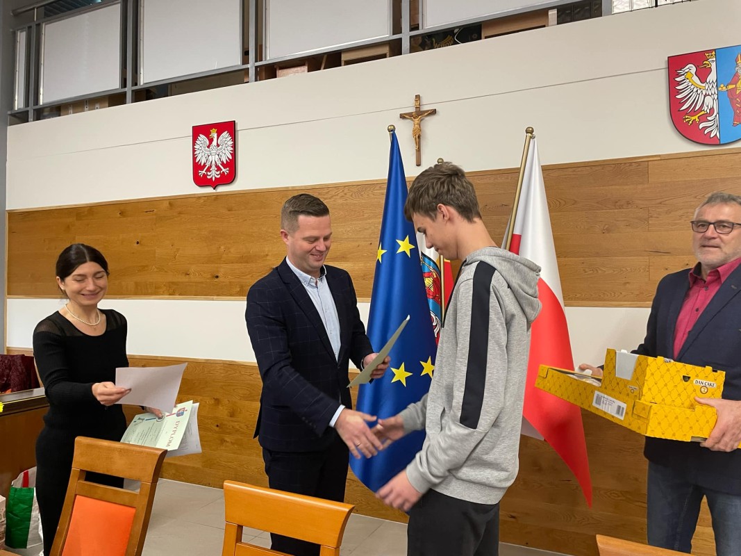 Starosta wręcza nagrodę uczestnkowi turnieju