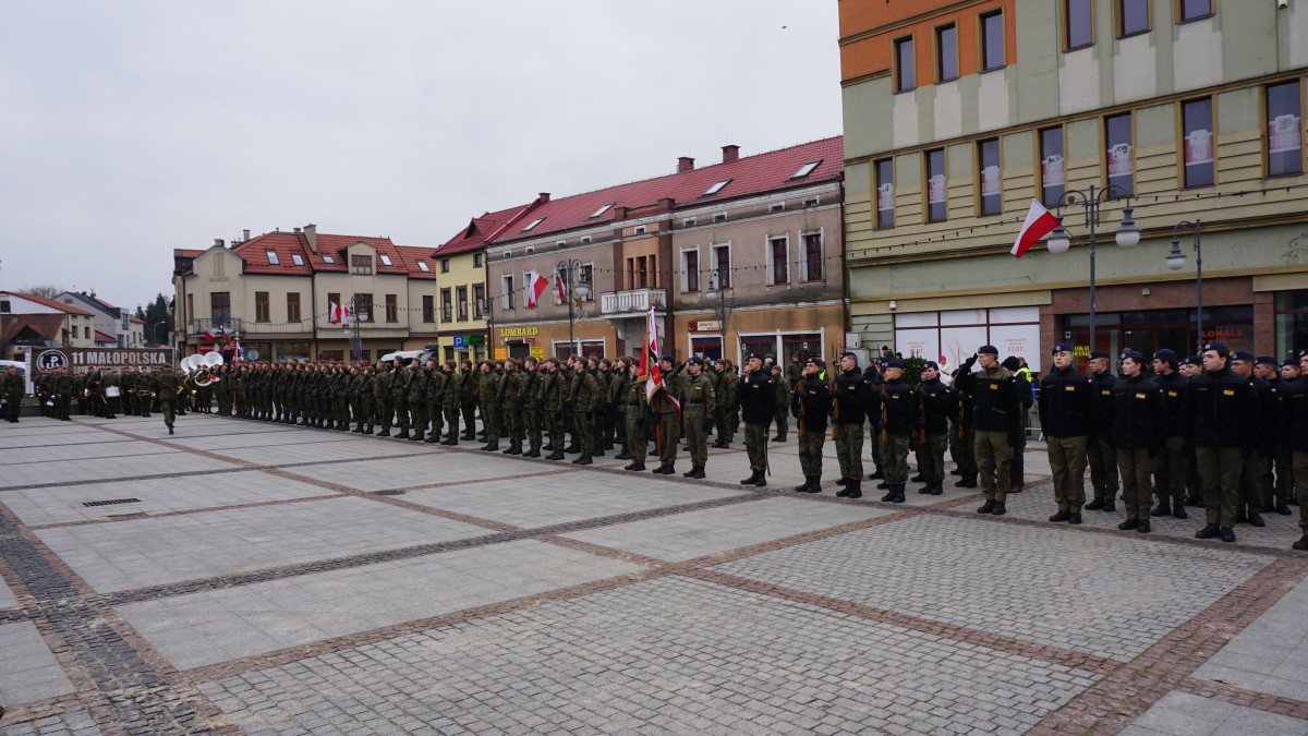 Zdjęcie żołnierzy i kadetów na trzebińskim rynku.