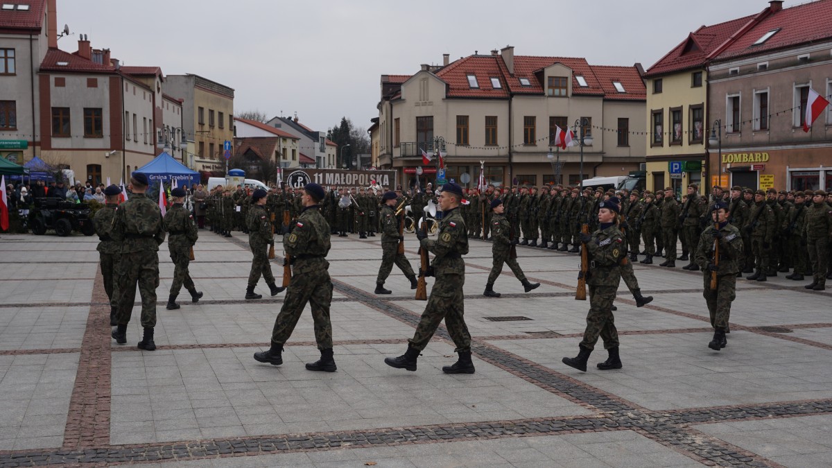 Zdjęcie kadetów z licuem z Trzebini podczas pokazu musztry. 