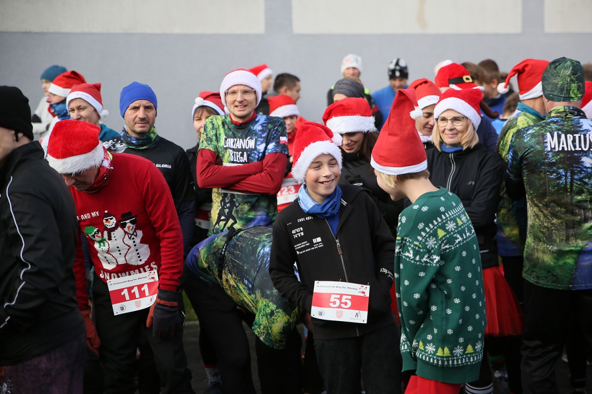 Trzy kobiety na podium, w rękach puchary