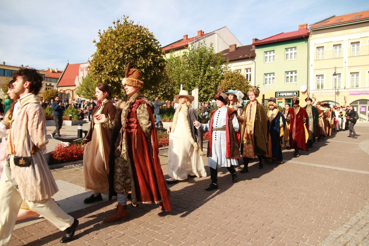 Młodzież w strojach z epoki podczas wykonania poloneza 