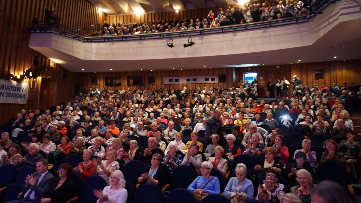 Sala zapełniona przez seniorów 