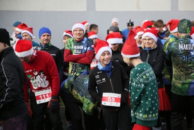 Trzy kobiety na podium, w rękach puchary