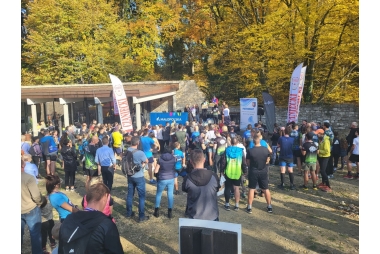 Zdjęcie zebranych uczestników przed sceną na której znajduję się z podium. 