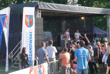 Koncert, pod sceną publiczność 