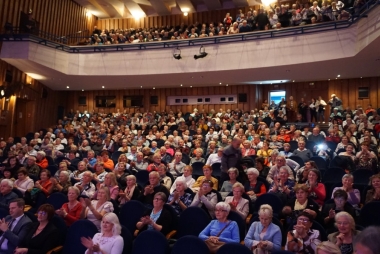 Sala zapełniona przez seniorów 