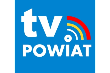 logo TV Powiat , niebieskie tło biały napis tv powiat, biały żółty i czerwony łuk nad literą i